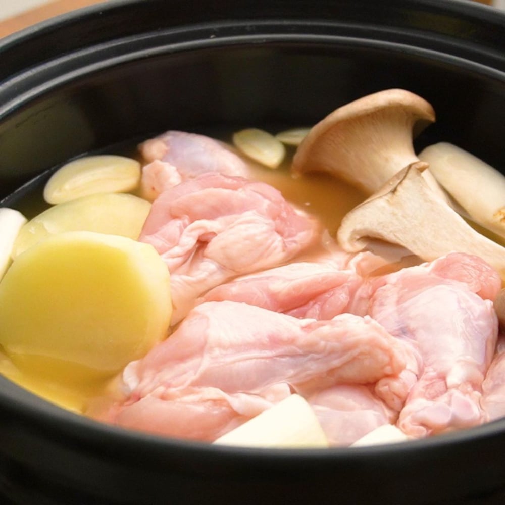 火を通す前の「タッカンマリ鍋つゆ」を使った鶏肉、エリンギ入りのお鍋