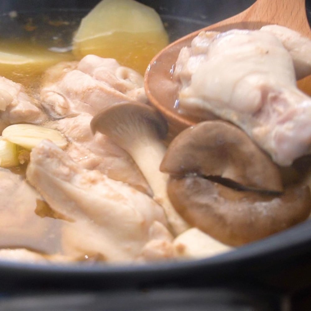火を通した「タッカンマリ鍋つゆ」を使った鶏肉、エリンギ入りのお鍋
