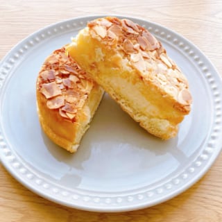 アーモンドフロランタン！？なクリームパンはアーモンドの香ばしさとクリームのマッチして最高。