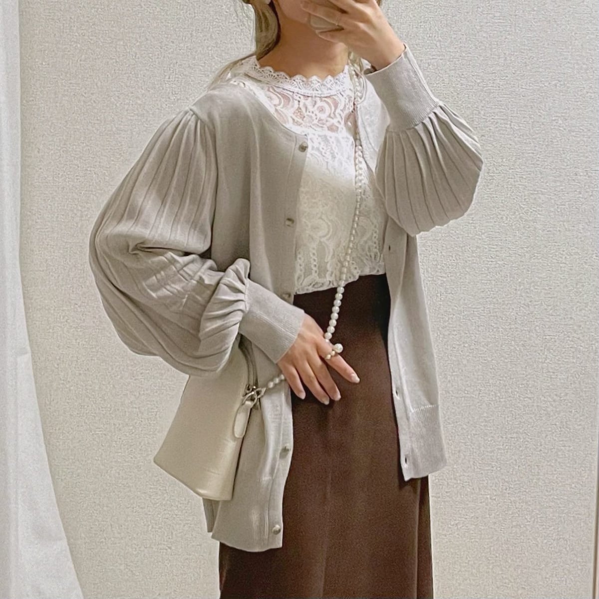 classicalelfの袖プリーツニットカーディガンを着ている女性